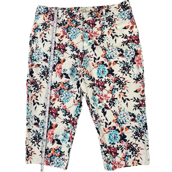 St. John’s bay size 14 white with blues, oranges, reds floral cropped pants - Picture 10 of 14
